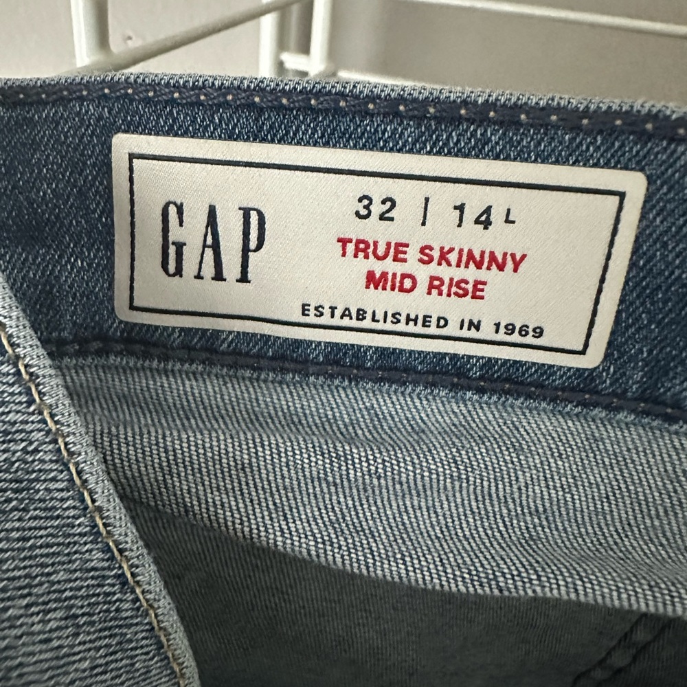 Gap True Skinny Mid Rise Distressed - Picture 2 of 3